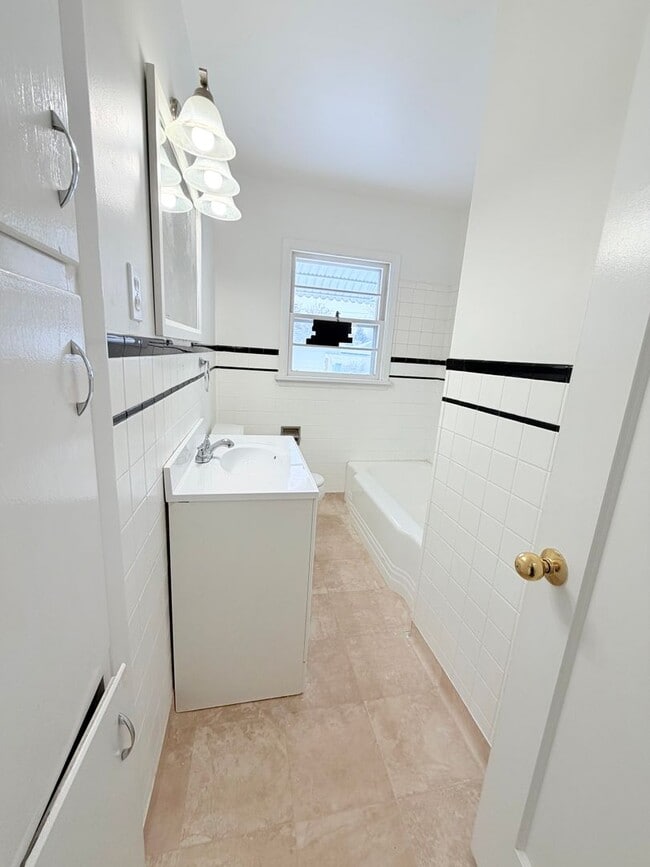 Building Photo - Beautiful 3 Bed 2 Bath Home