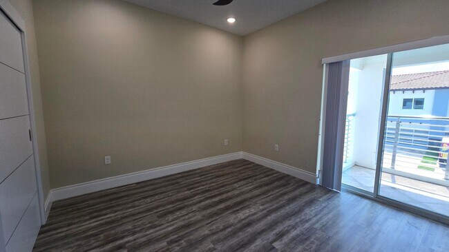 Building Photo - Beautiful and Modern 4 bed 3.5 Bath Townho...
