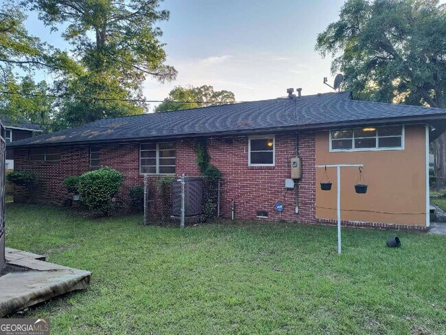 Building Photo - 4748 Sylvan Dr