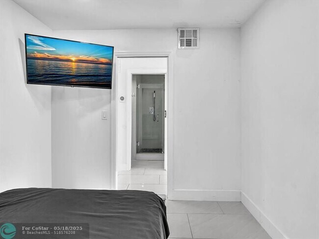 Building Photo - 3725 S Ocean Dr