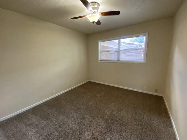 Building Photo - Spacious 3/2!