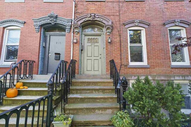 Building Photo - 207 York St