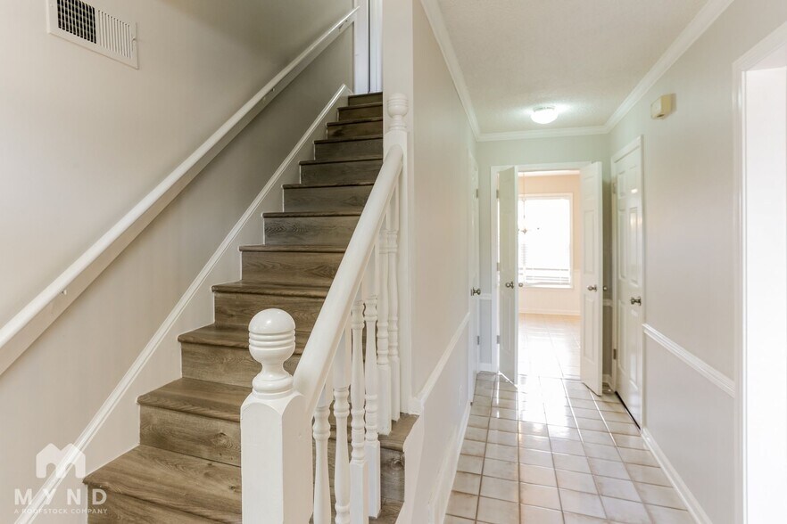 Building Photo - 4429 Richmond Oaks Dr