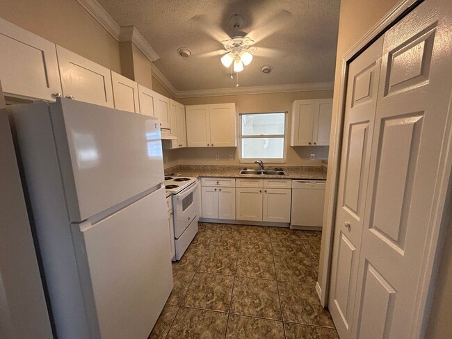 Building Photo - 1716 NE 12th St