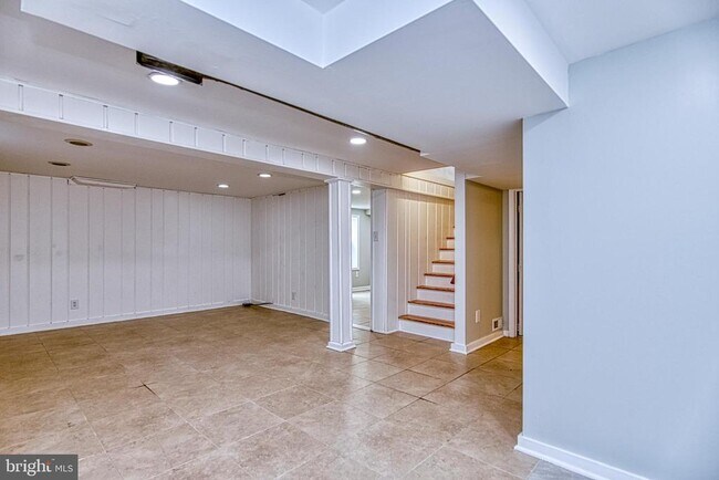 Building Photo - 3034 Fenwick Rd
