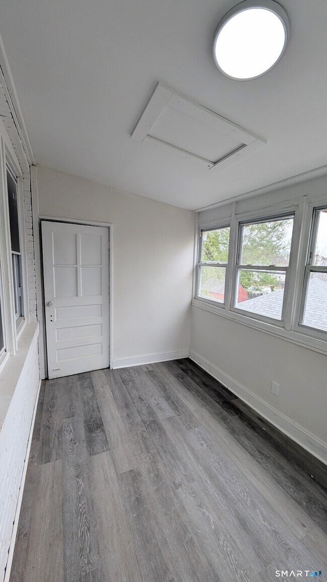 Building Photo - 15 June St