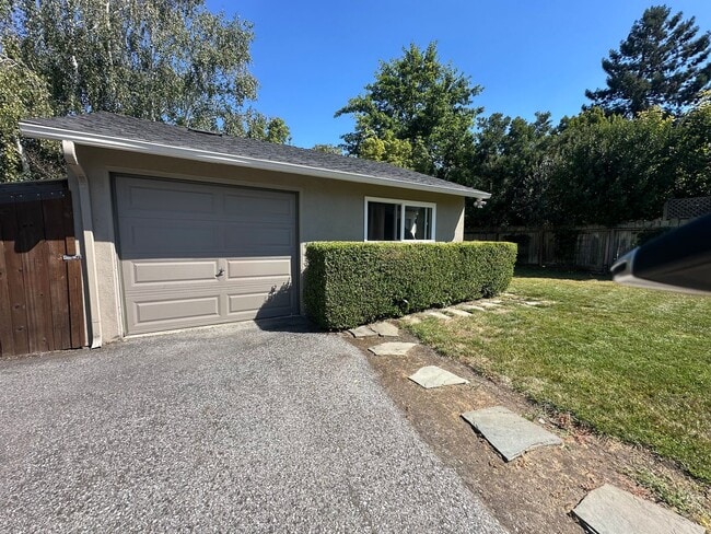 Primary Photo - Studio Home in Desirable West Menlo Park- ...