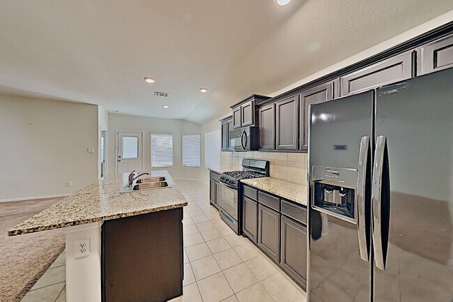 Building Photo - Spacious 4-Bed Home with Community Pool in Crowley