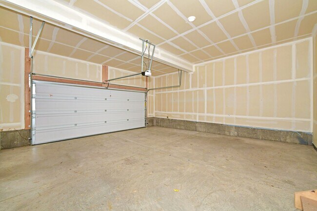 Building Photo - Gorgeous Townhome at Victory Ridge!