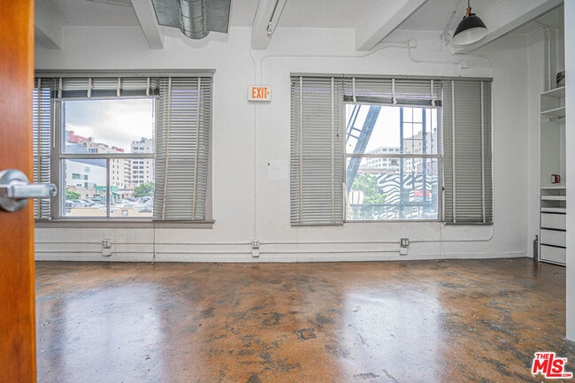 Building Photo - 812 S Spring St