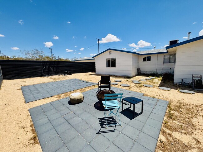 Building Photo - Gorgeous Home Surrounded by Panoramic Views