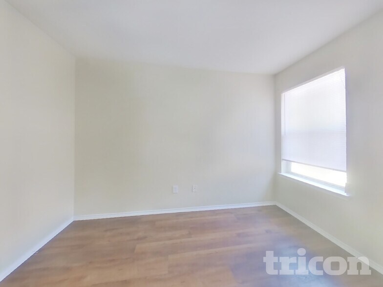 Building Photo - 621 Babbling Brook Dr