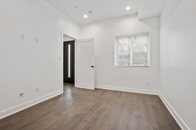 Building Photo - 1139 S Lorena St