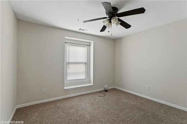 Building Photo - 379 Roseglen Dr NW