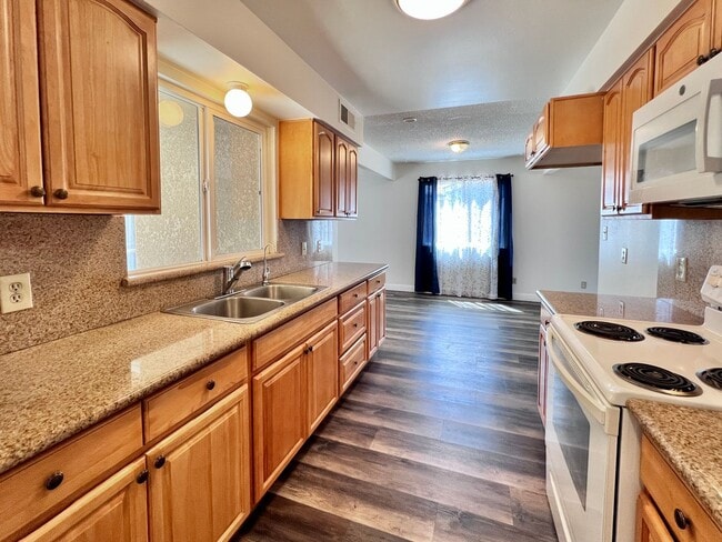 Building Photo - $2,250 Ashlan & Cornelia, 3 Bedroom House-...