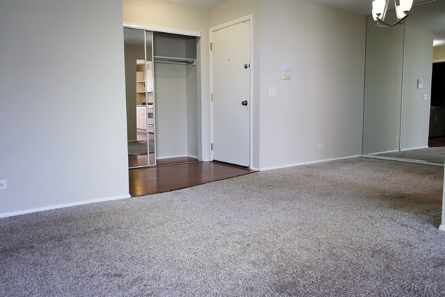 Building Photo - Wheeling, Lexington Commons 2BR/2BA 1 Garage & 2 Pools!