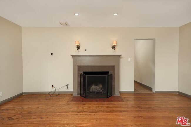 Building Photo - 2587 S Westgate Ave