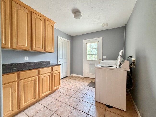 Building Photo - 961 Golden Pheasant Dr