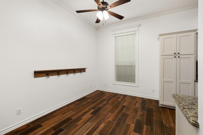 Building Photo - 617 S Excalibur St