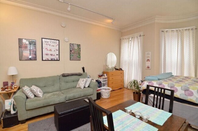 Building Photo - 3 St Charles St