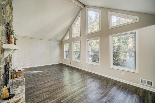 Building Photo - 4060 Oak Ferry Dr NE