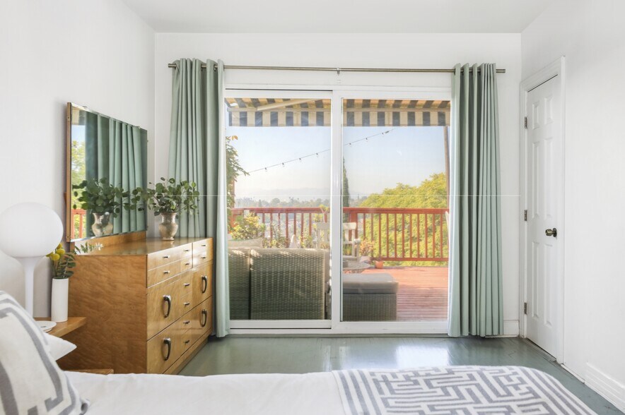 Building Photo - 1563 Lucretia Ave