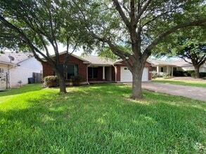 Building Photo - 2402 Hallie Ln
