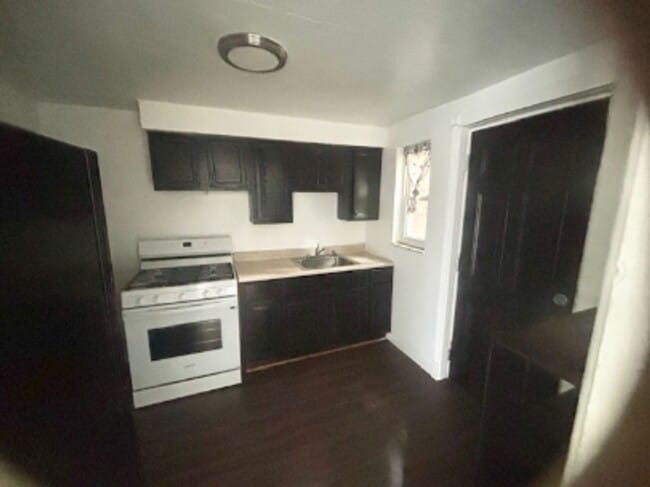 Building Photo - 2 bed/1 bath townhome 15221