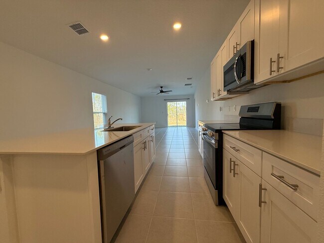 Building Photo - Beautiful 3 bedroom 2 bathroom house