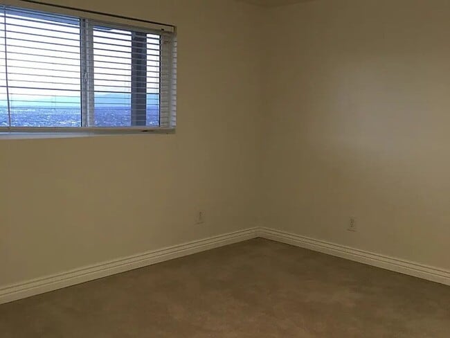 Building Photo - 2 Bedroom Walk out Basement Apartment