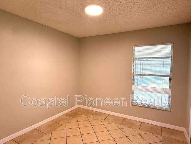 Building Photo - 1412 High Knoll Dr