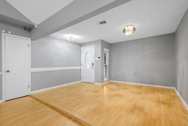 Building Photo - 14930 Aspen Hills Dr