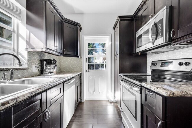 Building Photo - 2315 SW 17th St