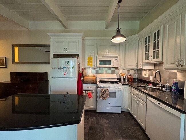 Building Photo - Relaxing Fully-Furnished 2 Bed 1 Bath Condo With Balcony In Beautiful Heritage Woods