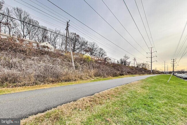 Building Photo - 4500 S Four Mile Run Dr