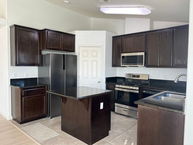 Building Photo - Available NOW! SPECIAL $500 off 1st months rent