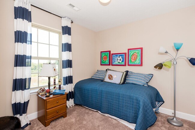 Building Photo - Luxury Townhome with a Garage!