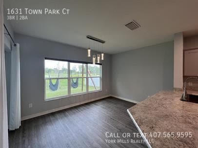 Building Photo - 1631 Town Park Ct