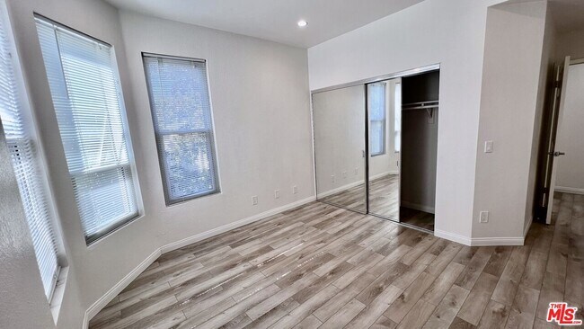 Building Photo - 5420 Sylmar Ave