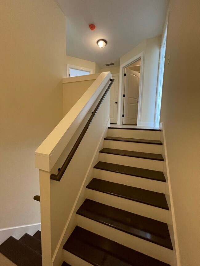 Building Photo - 505 Ingleside Dr