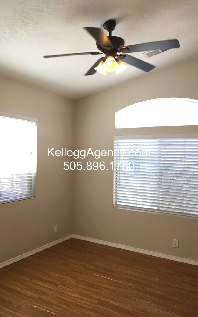 Building Photo - Enchanted Hills - 3BR/2Bath - NO CARPET