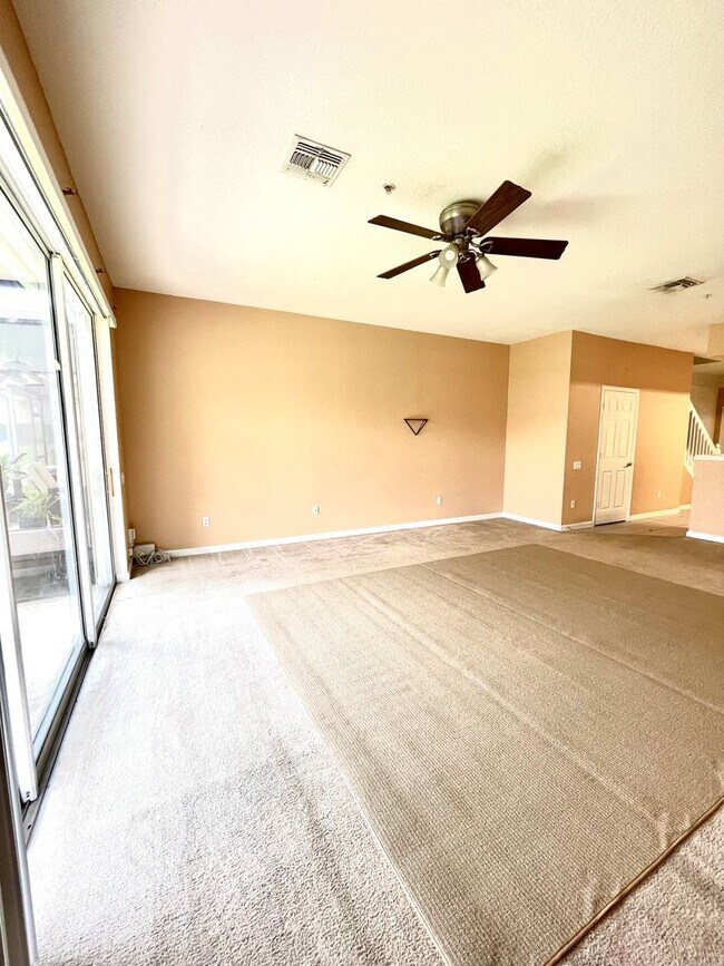 Building Photo - $1,690 2 BED / 2.5 BATH - 2 Story Townhouse