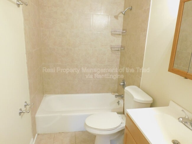 Building Photo - 2405 E Florida St