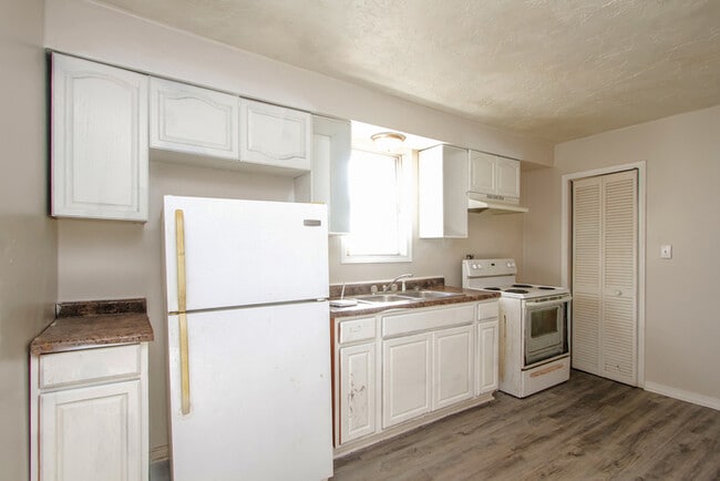 Building Photo - Freshly Renovated & Ready for You — Cozy 1...