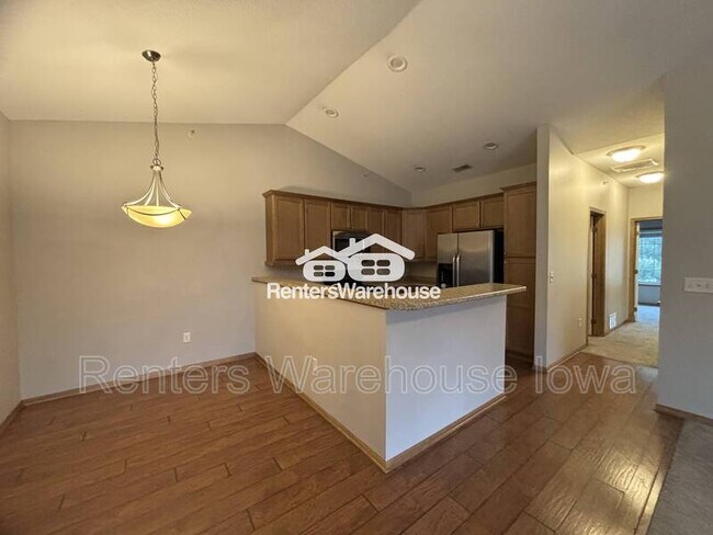 Building Photo - 2000 Meadow Ct