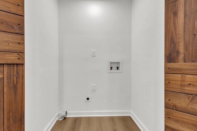 Building Photo - Newly Renovated Beauty!