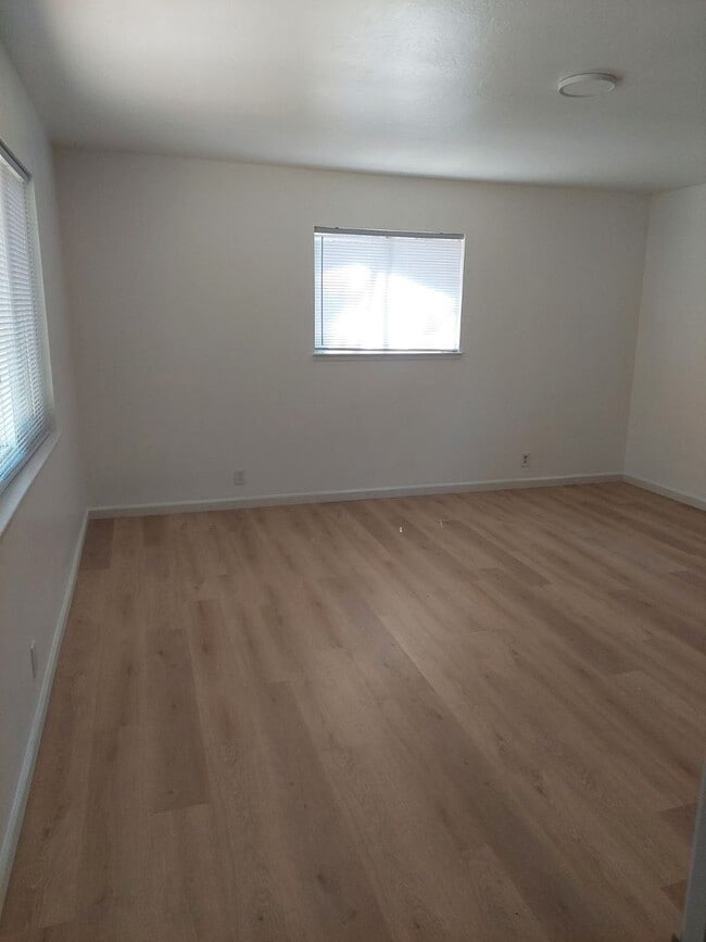 Building Photo - 2 Bedroom near Stateline