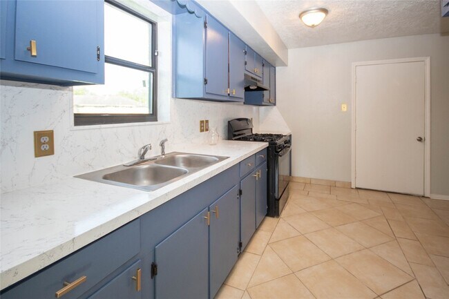 Building Photo - 10902 Mosscrest Dr