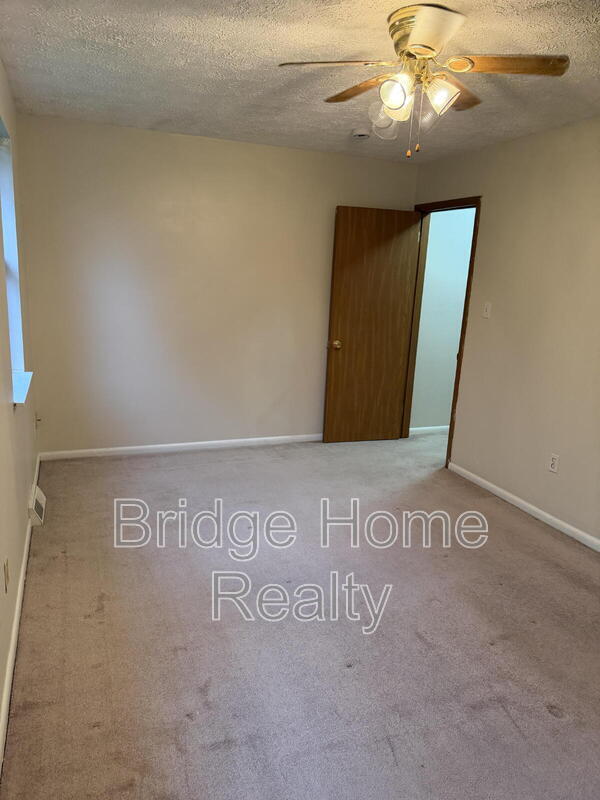 Building Photo - 210 Woodhaven Dr