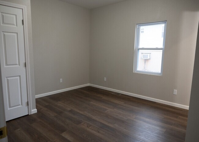 Building Photo - 115 E 6th St